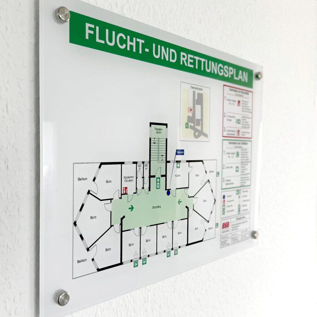 An der Wand hängt ein Evakuierungsplan, auf dem die Räume, Fluchtwege und Anweisungen für den Notfall verzeichnet sind.